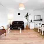 Апартаменты 3 Bedroom 2 Bathroom 500 Meters From The In